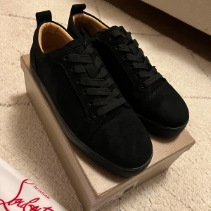 Christian Louboutin - Säljer dessa snygga Louboutins som inte passar mig då dom är liten i storlek, skulle säga att dom sitter som 42-41. Skorna är 10/10 och dom kommer med box och dustbag. Om du har frågor skriv till mig gärna. 