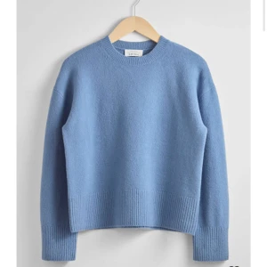 Stickad tröja - Köpt för länge sen så fins inte längre denna färg, skriv för exakt färg Köpt för 600🩷 Pris kan diskuteras 🩷