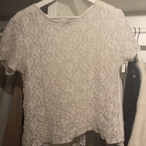 Gina tricot topp - Helt ny gina tricot topp använd 2 gånger för att testa, blommigt mönster och lite genomskinlig jätte fin och ha på nått lite finare tillfälle eller när som, skriv vid fundering💞