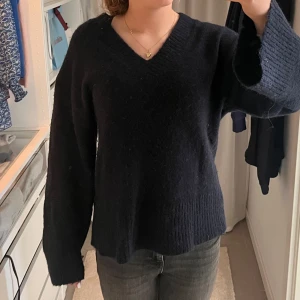 Stickad tröja - Fin stickad tröja andvänd ett fåtal ggr🩷köpt för 600🩷 pris kan diskuteras 