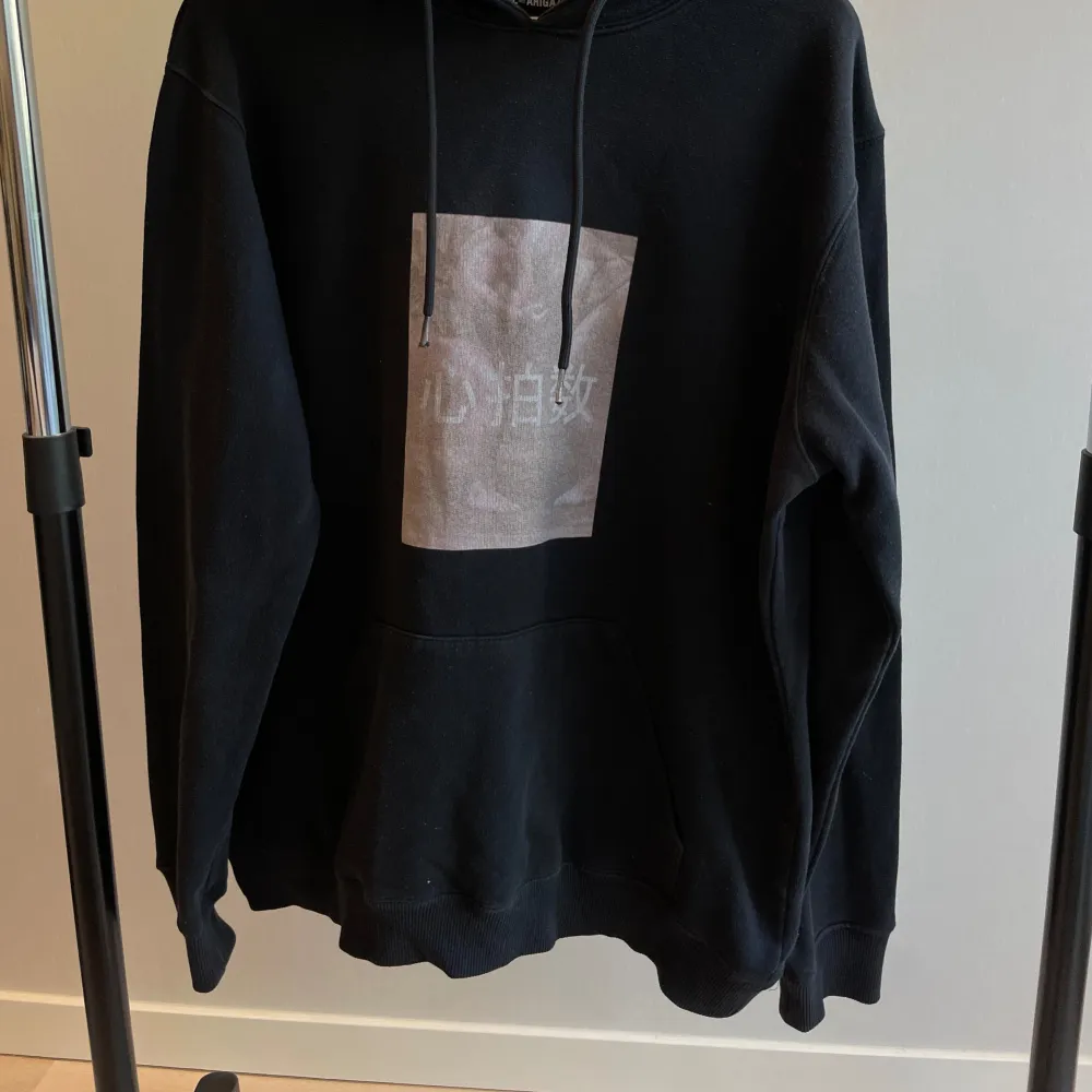 Säljer denna snygga Axel Arigato Hoodie som jag köpte på Axel Arigato i Göteborg! Sparsamt använd Nypris: 1200kr . Hupparit & Collegepaidat.