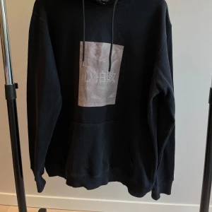Axel Arigato Hoodie - Säljer denna snygga Axel Arigato Hoodie som jag köpte på Axel Arigato i Göteborg! Sparsamt använd Nypris: 1200kr 