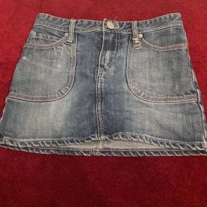 Jeans kjol gant - Hej! Säljer den här jeanskjolen från gant! Bra skick! För liten för mig tyvärr❤️