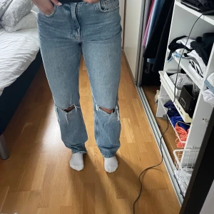 Jeans - Jeans med hål på knän. Bra skick.