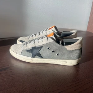 Golden Goose  - I princip helt nya golden goose skor | Skick ~ 9.75/10 | Vid köp ingår box och kvitto från vestiere collective | Storlek 42 | Inga defekter finns, slitningar är del av design | Nypris ca 6000, vårat - 2599 kr / Mvh