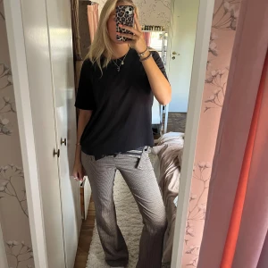 Coola byxor  - Coola byxor som är försmå därav nervikta. Supersnygga!❤️