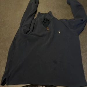 Ralph Lauren Half zip - Säljer nu en fin halfzip ifrån ralphlauren i strl L. Finns en liten fläck (Kolla nere på tröjan) Därav priset