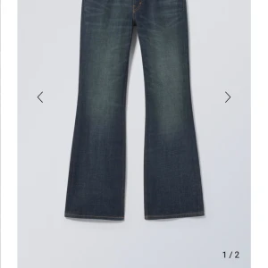 Mörkblå lowwaist bootcut jeans  - Dom är från weekday, nyskick endast testade men utan tags! Köpta för 590 Var inte rädd att höra av er💕💕