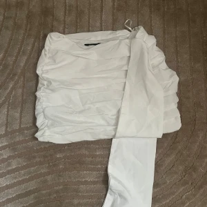 Vit kjol med rosett - Vit kjol med rosett köpt från Gina Tricot, storlek 38. Säljer den då jag råka beställa 2 stycken men gick ej att lämna tillbaka. (Obs liten i storlek)