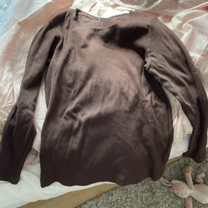 Brun långärmad ribbad tröja  - Strl. 128. Lindex. Köpt för kanske  1 år sedan. 