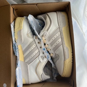Adidas rivarly low 86 - Adidas rivalry low. Nyskick endast avleda 1 gång. Nypris 1200kr säljer för 900kr💗 Storlek 36 2/3