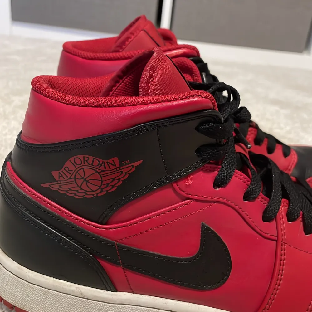 Säljer dessa feta röd svarta jordans!! Köpta för 1299. Säljer de för jag skaffade andra skor. Skick 9/10. Hör av er om frågor. Kengät.