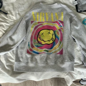 Långärmad med tryck - Jag säljer en grå nirvana tröja i storlek xxs💕