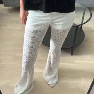 Vita spets byxor - Vita spets byxor, aldrig använda  450kr 