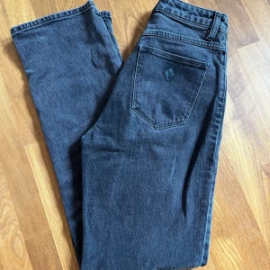 Abrand jeans - Gråa fina jeans från Abrand som tyvärr blivit för små för mig. Stl 26, har även ett par i stl 28. Superfint skick. Nypris 900