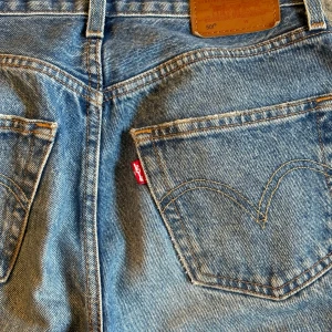 Levis 501 90s - Supersnygga Levis 501 jeans, mid-waist. Använda men i mycket gott skick, säljer då de inte kommer till användning 🌟. Storlek W24 L32 men är mer som w25/26 i midjan 💕