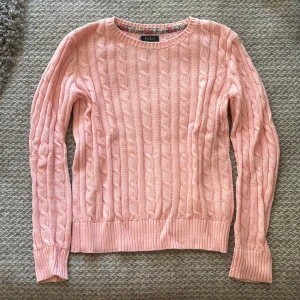 Polo ralph lauren  - Säljer denna så söta Ralph lauren tröjan. Den är barnstorlek L så skulle gissa på runt xs🥰💞Så fint och knappt använd! 