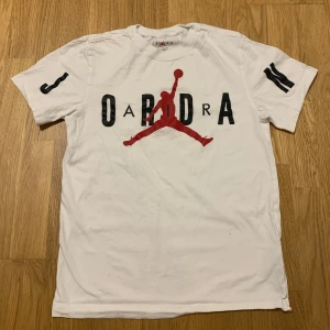 Jordan T-shirt - Köpt från JD för 500 kr men säljer för 99 kr. Har aldrig använt bara provat så den är i nyskick. Storlek S.