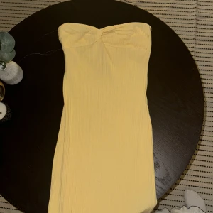 Yellow bandeau NA-KD maxidress - • Använd 3 gånger • Normal i storleken Säljer då den var för liten i bysten för mig, men har praktisk gummi-grej som håller den uppe. Köpt för 900kr