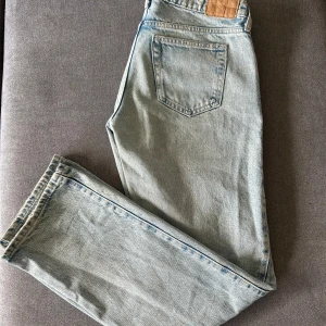 Jeans  - Säljer mina jeans från weekday i modellen ’Arrow low straight jeans’  då dem aldrig kommer till användning längre. Nypris 590:-❣️