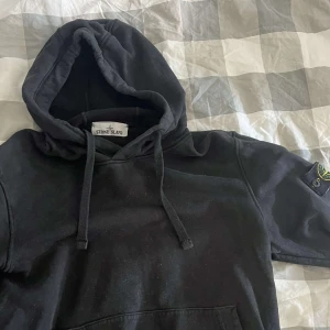 Stone island hoodie - Fet hoodie till bra pris, tveka inte att skriva, Skick 7/10.  Tar emot byten. Storlek S kan passa M.