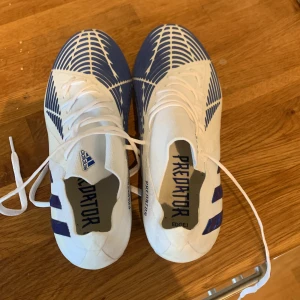 Fotbollskor - Storlek 39 med skruvdobbar. Helt oanvända .  Nypris 2,400kr.