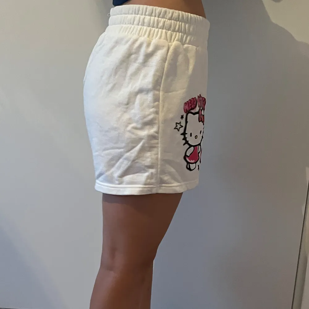 Oanvända❤️ Super fina hello kitty shorts i storlek M❤️ Super sköna❤️ Köpt på primark💕. Shorts.