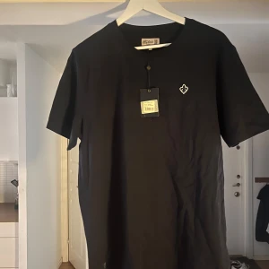 Ny Morris T-shirt  - Säljer en helt ny Morris T-shirt med prislapp på(nypris 600kr)