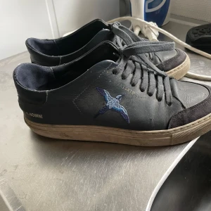 Arigatos blåa fågel - Fint använts skick.