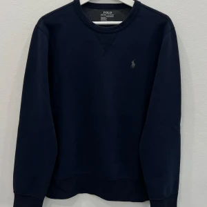 Polo Ralph Lauren tröja  - Mörkblå tröja i storlek S, bra skick 