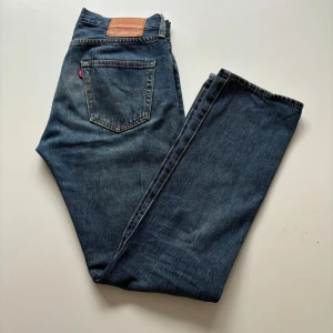 Levis 501 - Levis jeans i modellen 501. Midja 30, längd 32. Skick 8/10. Inga defekter. Modell 182cm