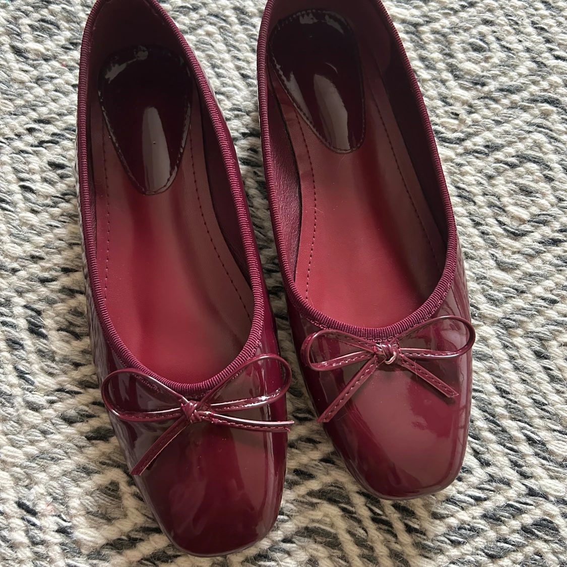 Vinröda ballerinaskor 