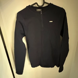Tröja  från Aim’n  - Obs!! Dåligt ljus & därför ser tröjan svart ut. Den är mer marinblå. Skriv till mig för fler bilder! Använd en gång. 