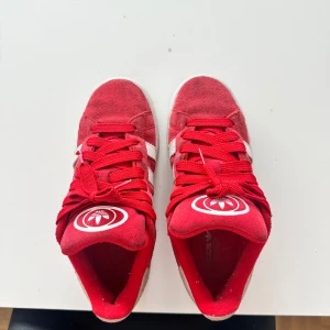 Röda adidas campus 00s - I bra skick, vissa delar lite slitna går att fixa. Är öppen för prisförslag
