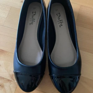 Svarta ballerinaskor  - Svarta ballerinaskor från Duffy, aldrig använda så i nyskick.  Storlek 37. Säljer då jag glömde skicka tillbaka dom då det var lite små på mig. Super eleganta och passar både till vardags och festligheter!