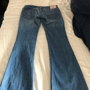 True religion jeans blå lowwaist och bootcut - Jättefina true religion jeans❤️ Midjemått 37 cm, innerbensmått 78, ytterbensmått 99❤️Jag är ca 170 Har några tecken på användning, det syns på bilderna❤️ St 27 Var inte rädd att höra av dig tex om du har frågor eller vill ha fler bilder❤️