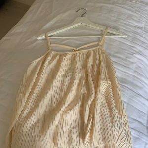Sommarlinne - Så gulligt sommarlinne från Kappahl nästintill helt oanvänt me så fin rygg! Skriv för fler bilder på, passar även S