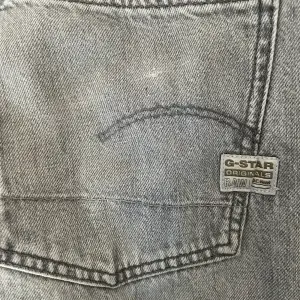 Säljer de ett par snygga och knappast använda jeans!  Kvaliteten på jeansen är väldigt hög Passform: Relaxed Straight  Original pris: 1299kr