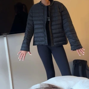 jättefin jacka till hösten  - Storlek L men kan också passa s/m går även att vika upp som trekvarts  jättefin 🩷🩷🩷