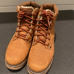 Everest skor  -  Ett par väldigt fina Everest skor i storlek 38. Bra skick !! Passar till både kille och tjej 