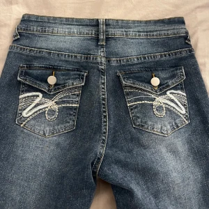 Lågmidjade jeans - Lågmidjade jeans från Shein 💞 Jättefina men tyvärr aningens för stora för mig i midjan🥲🫶 Perfekt längd på mig som är 167 men skulle även passa någon som är längre💞Max typ 173 kanske om man vill att de ska vara över skorna🤗