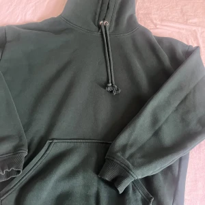 Hoodie från Bikbok  - Säljes i my jet fint skick. Mörkgrön och passar till s också. Har använts två gånger. Mycket skön material 