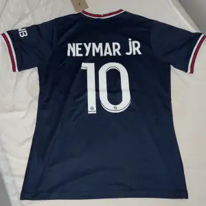 Fet Neymar fotbollströja från när han spelade i psg säsongen 21-22. Storlek M. Helt ny med tagg. Dm direkt om något undras🤙. Fler fotbollströjor på min sida.