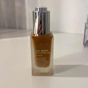 Caia dewy drops - Dewy drops från Caia i färgen 40W som jag använde som liquid bronzer , köpte för 345kr och säljer för 295kr eftersom den är några månader gammal men endast typ använd 3 gånger. Ingen anledning men den kommer inte till användning pris kan diskuteras ❤️