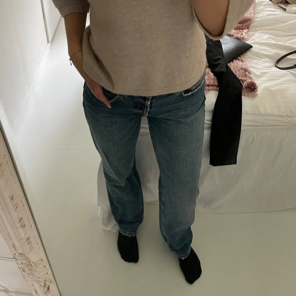 Blåa jenas från zara storlek 38 men passar 36 med.💗. Jeans & Byxor.