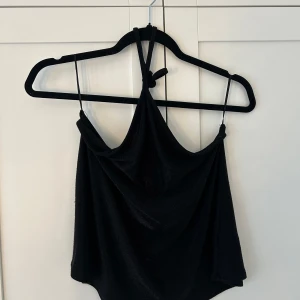 Topp - Super söt glittrig topp från bikbok endast använd en gång. Storlek M