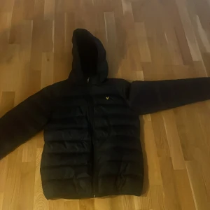 Lyle and scoot  - Lyle and scoot jacka köpt för 1300 jackan var lite stor på mig vilket är varför jag säljer den, bra skick för utom en lite reva som inte syns på armen 