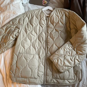 Jacka zara - Bra skick, knappt använd. Jättefin på. Först till kvarn 💕😍