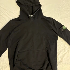 Stone island hoodie svart äkta - Svart stone island hoodie  Men den har inga snören! Äkta!