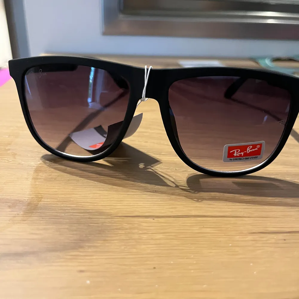 Ray ban Boyfriend                                               Säljer ett par snygga svarta solglasögon från Ray-Ban. De har en klassisk design med fyrkantiga bågar och mörka linser. Perfekta för både vardag och fest! Kommer med originaltaggar.. Accessoarer.